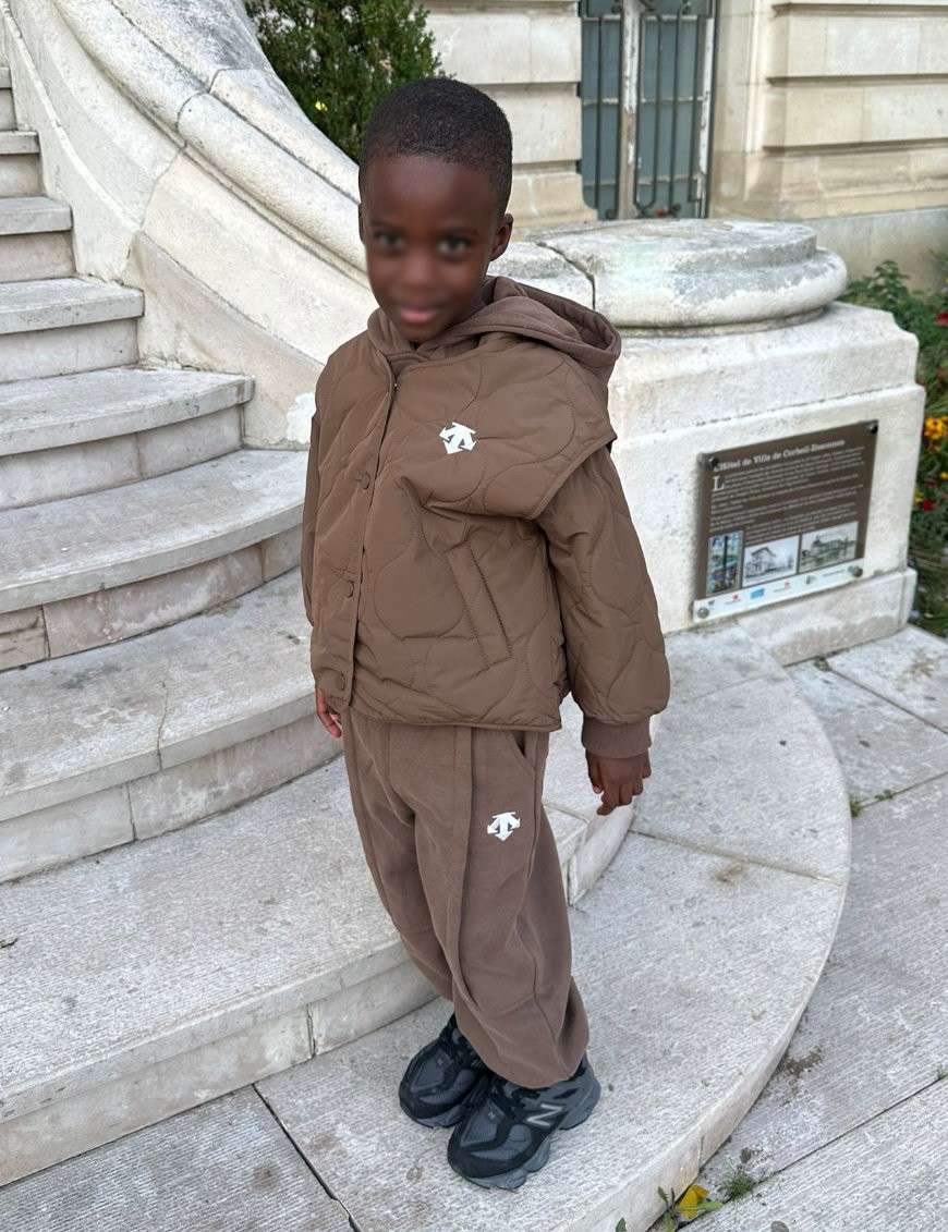 Ensemble sweat à capuche, pantalon et veste sans manche