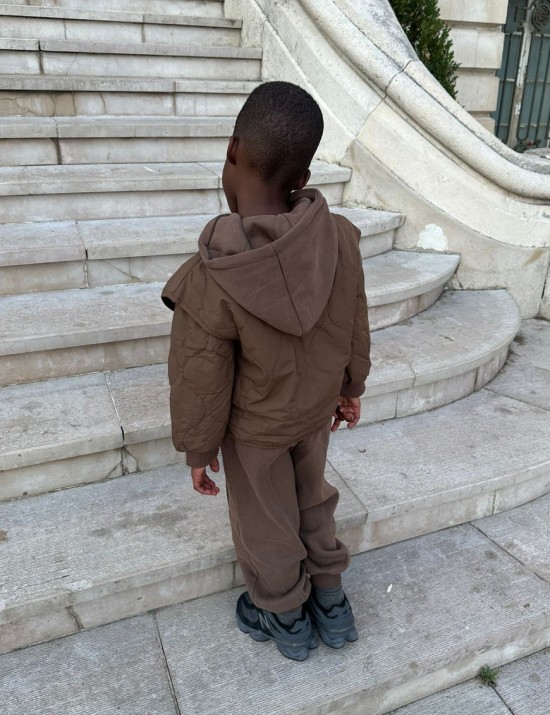 Ensemble sweat à capuche, pantalon et veste sans manche