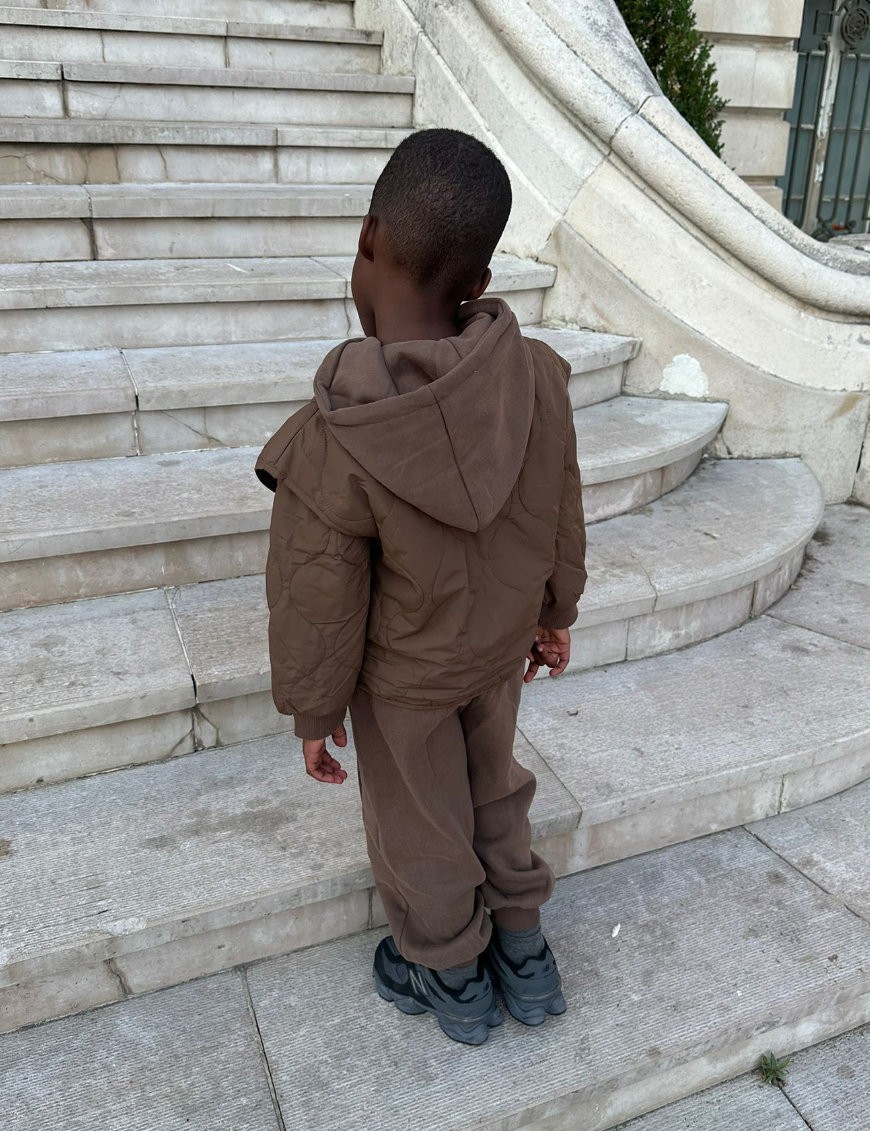 Ensemble sweat à capuche, pantalon et veste sans manche