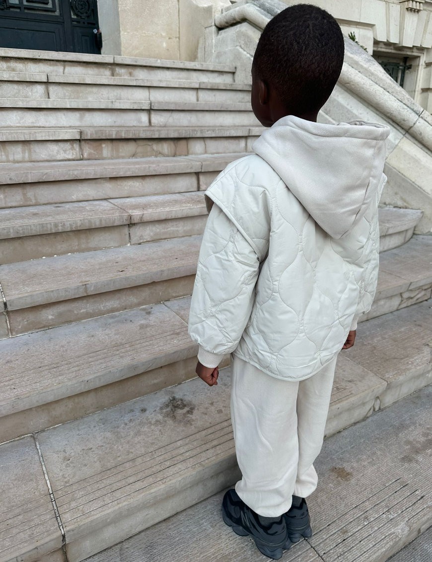 Ensemble sweat à capuche, pantalon et veste sans manche